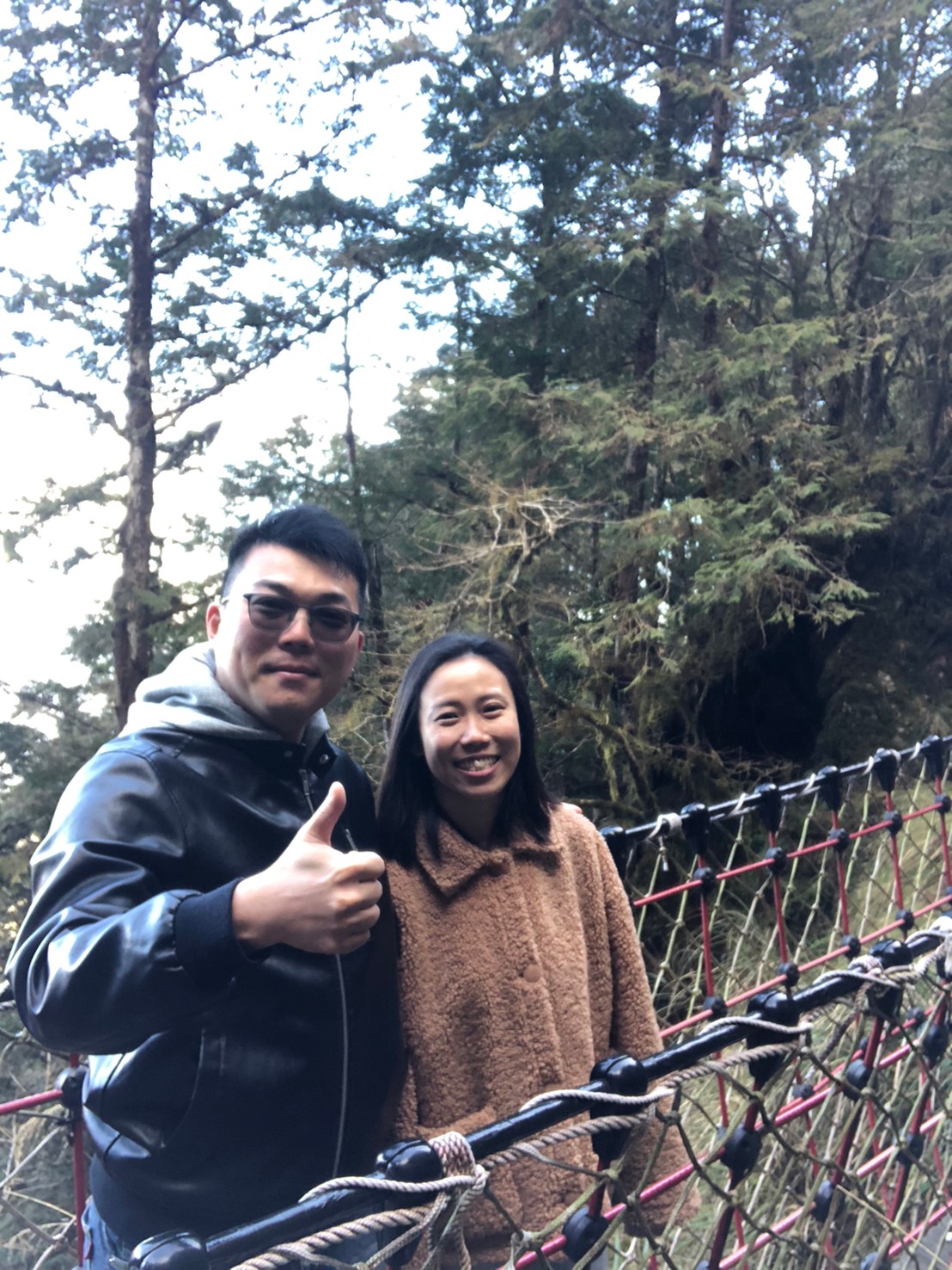 耶!跟我的超級英雄男友在山頂放閃!